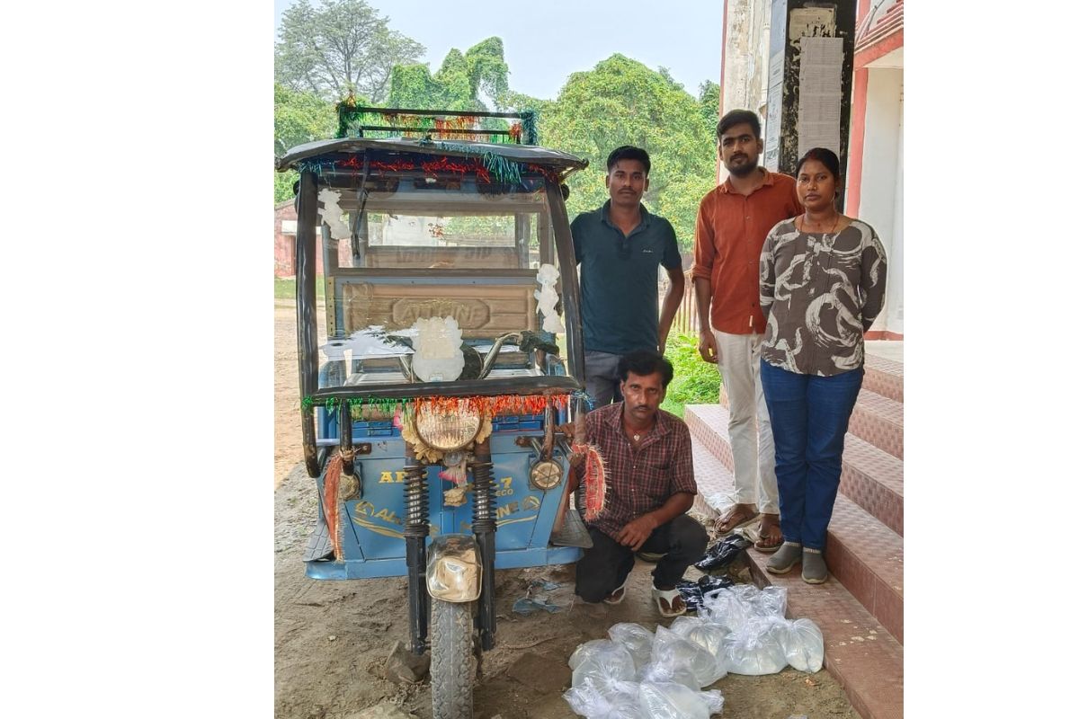 कटिहार में उत्पाद विभाग की बड़ी कार्रवाई, अंचल कार्यालय के पास ई-रिक्शा से 22 लीटर विदेशी शराब बरामद, तस्कर गिरफ्तार
