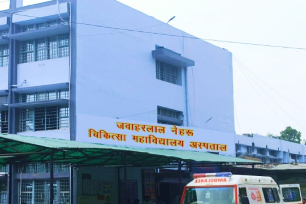 JLNMCH में खून जांच करने के एवज में 500 रुपये नहीं दिये, तो खोल दिया स्लाइन, दी मारने की दी धमकी