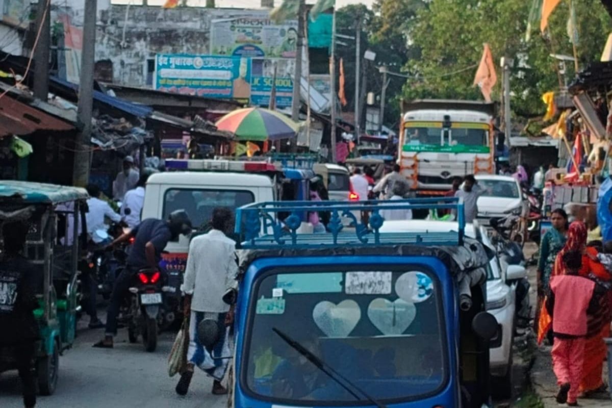 पौआखाली बाजार में ट्रैफिक सिस्टम ध्वस्त: घंटों लग रहा है भीषण जाम