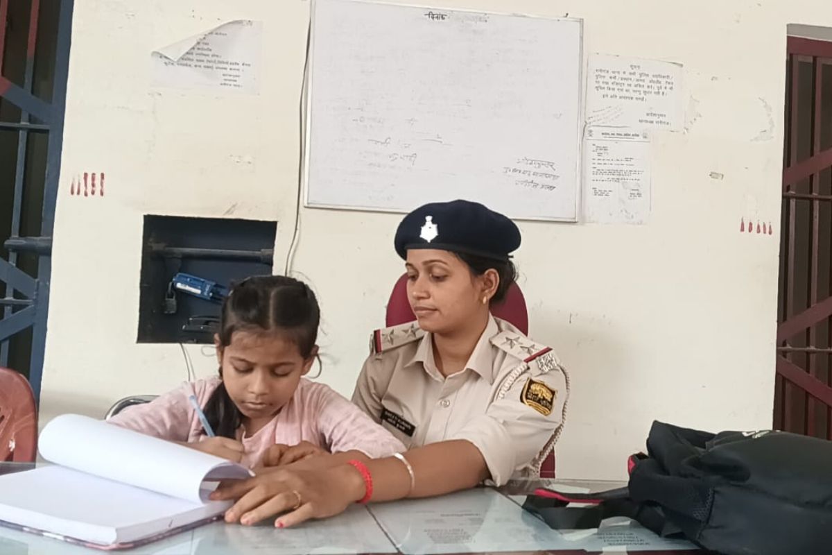 मां का फर्ज व वर्दी का कर्तव्य साथ-साथ निभा रहीं प्रशिक्षु महिला दारोगा स्वीटी कुमारी
