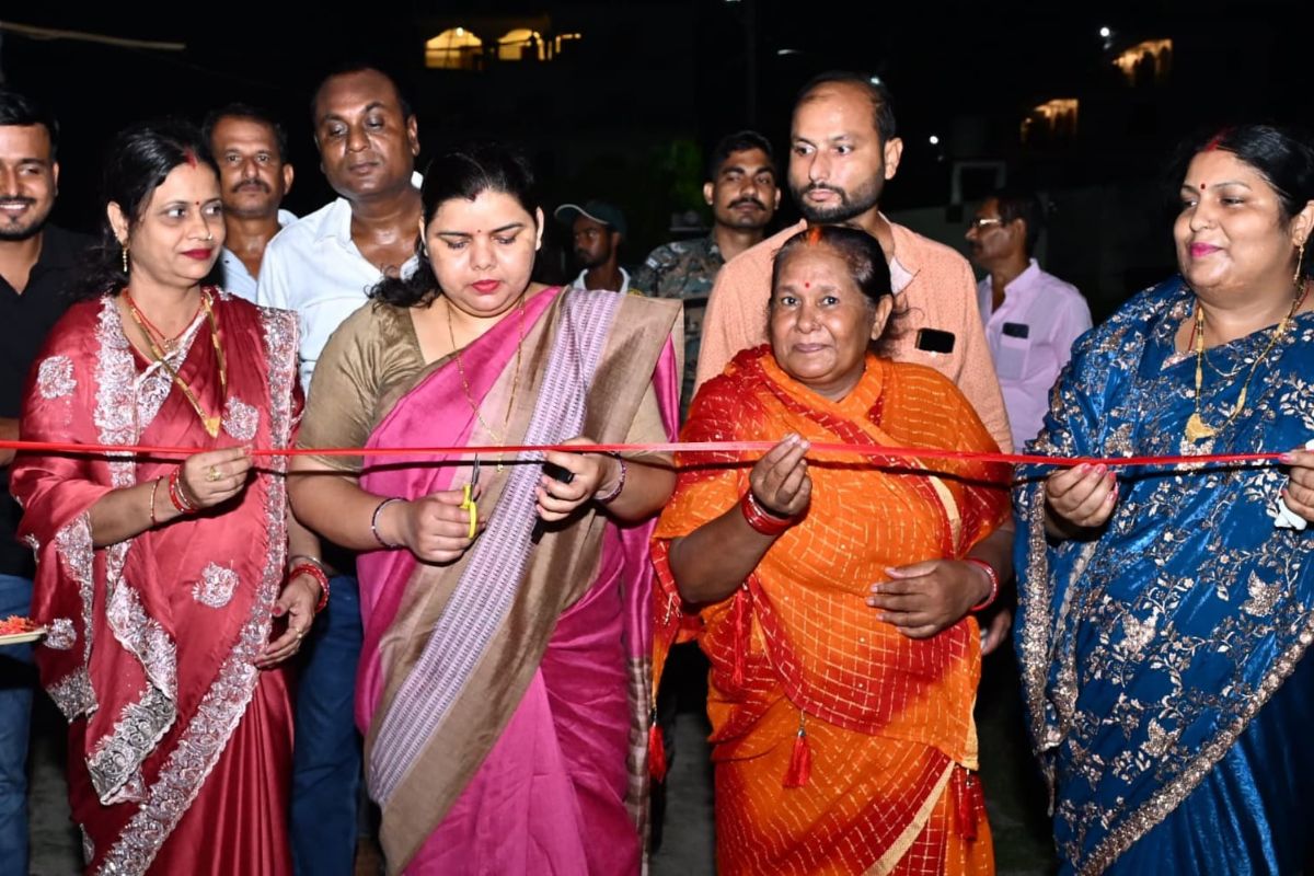 जब बल्ला थाम मैदान में उतरीं मेयर विभा कुमारी, रामनगर नाइट क्रिकेट में दिखा खिलाड़ियों का उत्साह