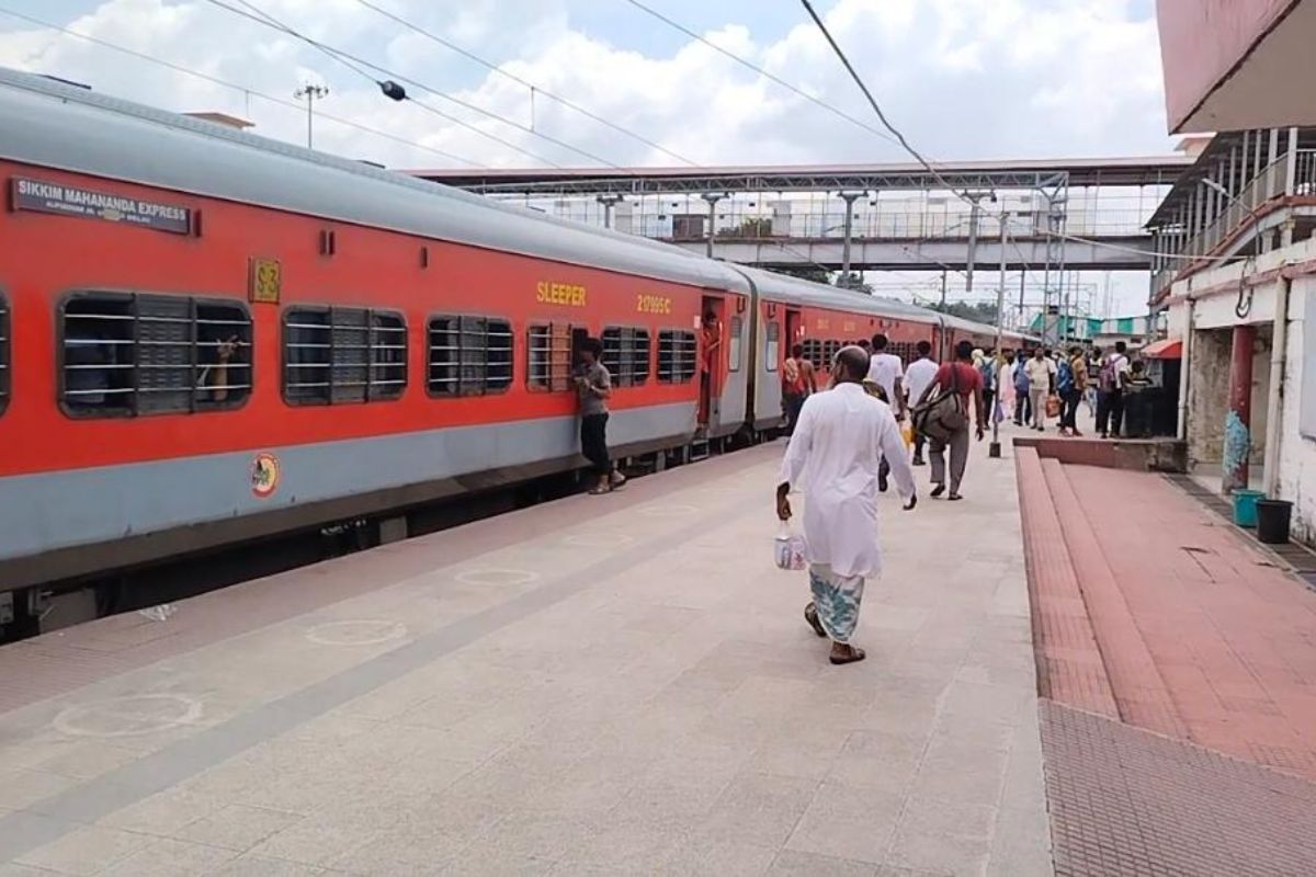 सीमांचल रेलखंड पर रेंग रहीं ट्रेनें: कामाख्या एसी सुपरफास्ट 9 घंटे तो पुरी एक्सप्रेस साढ़े 8 घंटे लेट, दो ट्रेनें रद्द