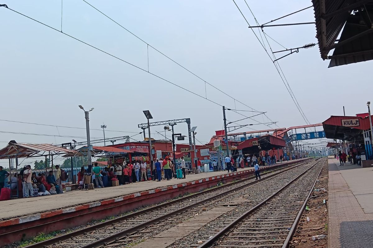 मेगा ब्लॉक का असर, कई ट्रेनें घंटों लेट, यात्री हुए परेशान