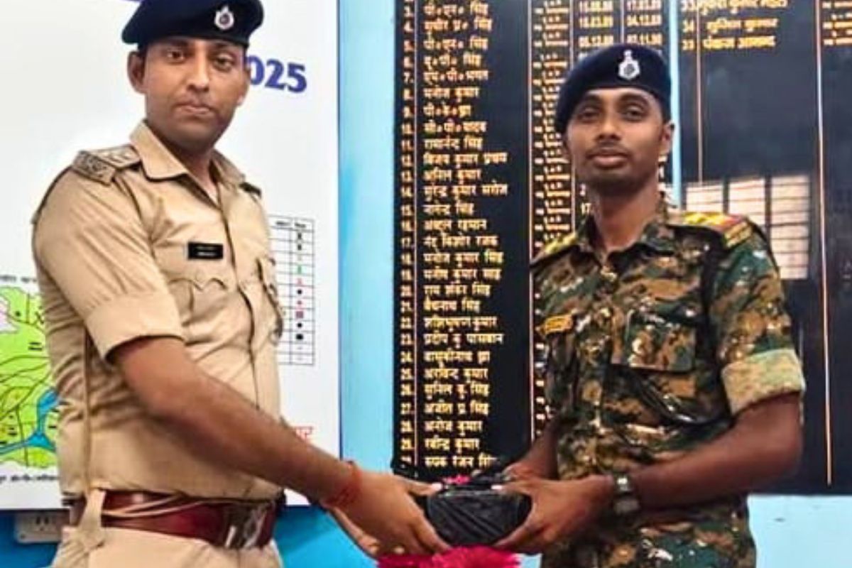 कोढ़ा पुलिस की कार्रवाई, वांछित अभियुक्त के घर से 5 लाख रुपये बरामद