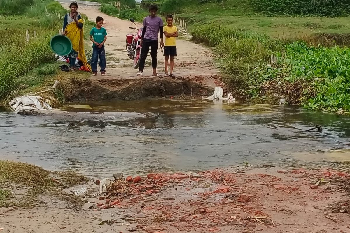 गोरियाधर रेलवे पुल के पास डायवर्सन ध्वस्त, 12 किलोमीटर अतिरिक्त सफर को मजबूर ग्रामीण