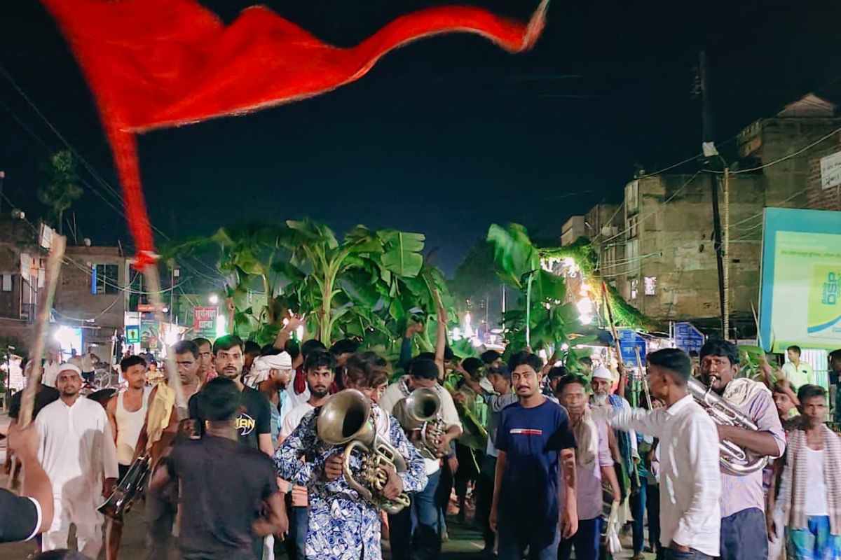 मोहर्रम की छठी पर निकला केला कट्टी जुलूस, पारंपरिक करतबों ने बांधा समां