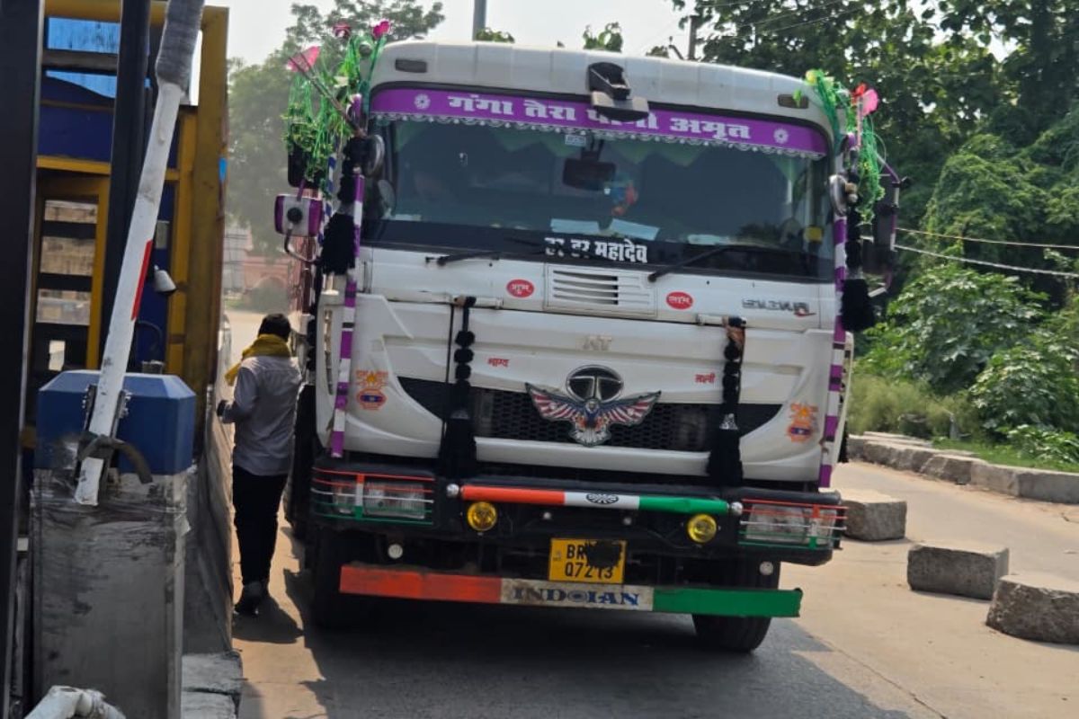 नियमों की अनदेखी : कैशलेस व्यवस्था के बावजूद कुल्हड़िया टोल प्लाजा पर नकद लेकर छोड़ रहे ट्रक