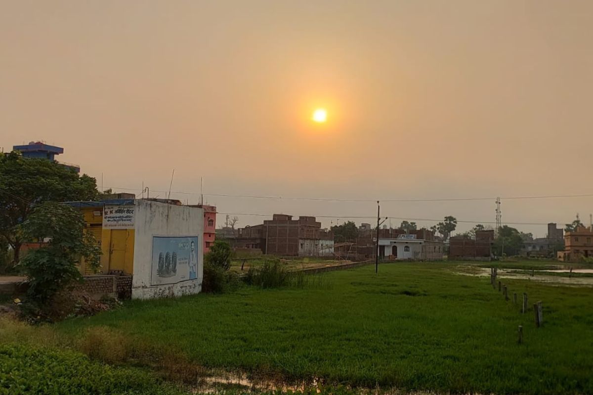 लखीसराय में आज चिलचिलाती गर्मी के बीच आंधी-तूफान का अलर्ट, दोपहर में 36 डिग्री तक पहुंचेगा पारा