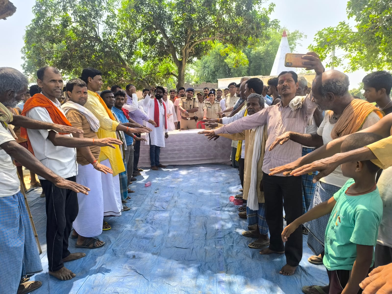 सहरसा के नंदलाली में शराब कारोबारियों के खिलाफ ग्रामीणों ने छेड़ी मुहिम, नशामुक्त समाज बनाने का लिया संकल्प