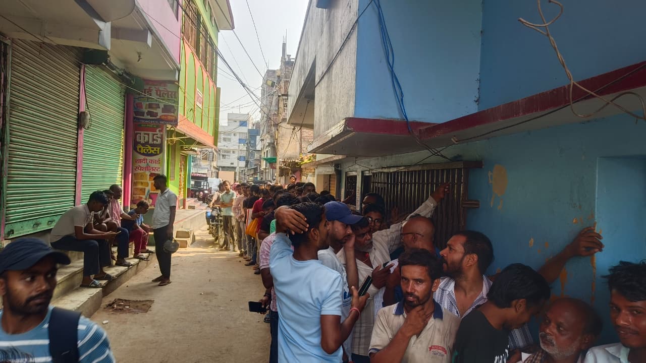 मुंगेर में लिंक फेल होते ही गैस बुकिंग ठप, भीषण गर्मी में घंटों खड़े रहे उपभोक्ता