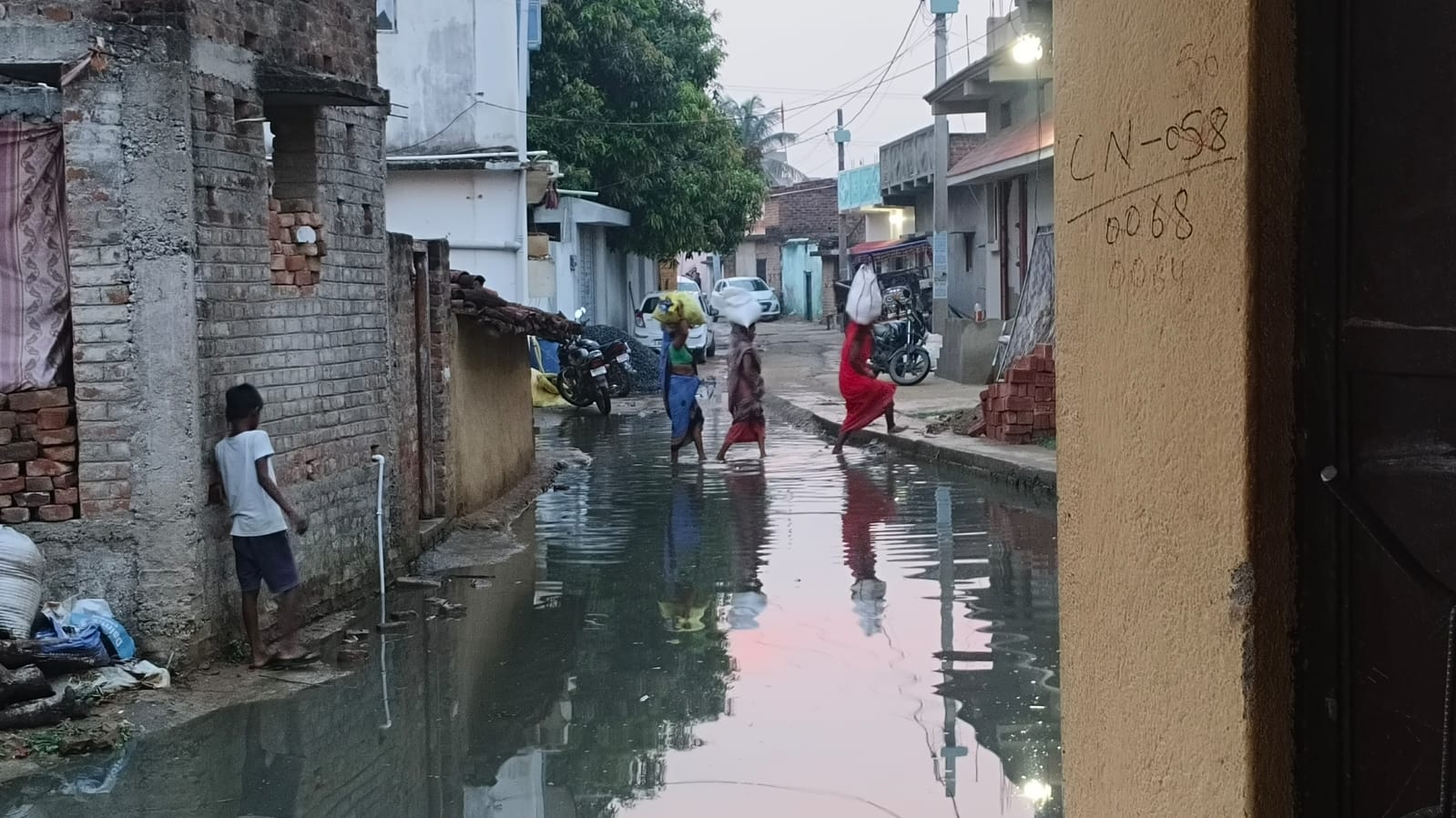 लखीसराय के कुंदर गांव में जलजमाव से बढ़ी परेशानी, ग्रामीणों ने स्थायी समाधान की मांग उठायी