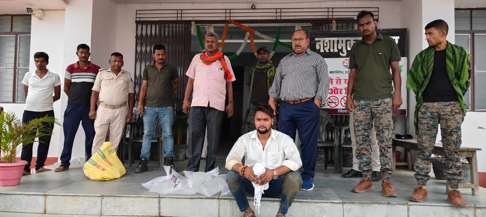 जमुई में चौरा नदी के पास उत्पाद विभाग की कार्रवाई, 55 लीटर शराब के साथ तस्कर गिरफ्तार