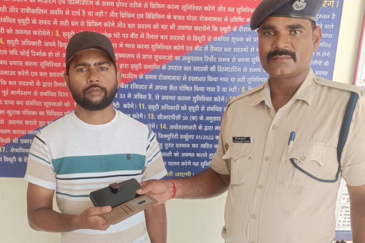 ट्रेन में छूटा 20 हजार का मोबाइल, RPF ने खोजकर लौटाया! यात्री ने कहा- ऐसी ईमानदारी कम ही देखने को मिलती है