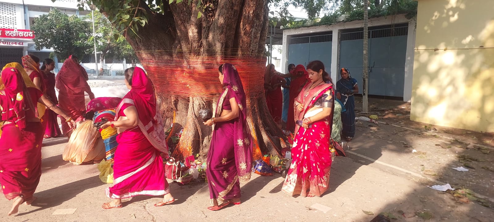 लखीसराय में सोमवती मौनी अमावस्या पर सुहागिनों ने किया वट वृक्ष का पूजन