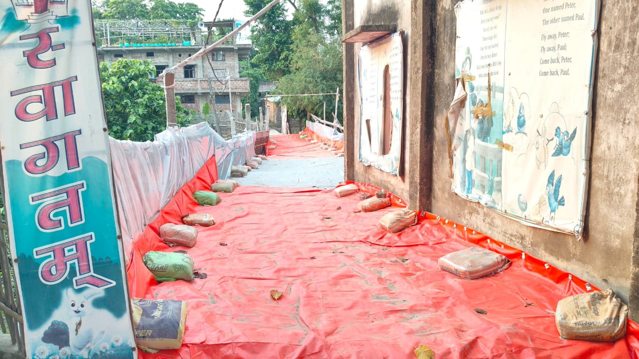 जुगाड़ से बनी सड़क ने खींचा सबका ध्यान, वायरल तस्वीरों ने पंचायत की व्यवस्था पर उठाए सवाल