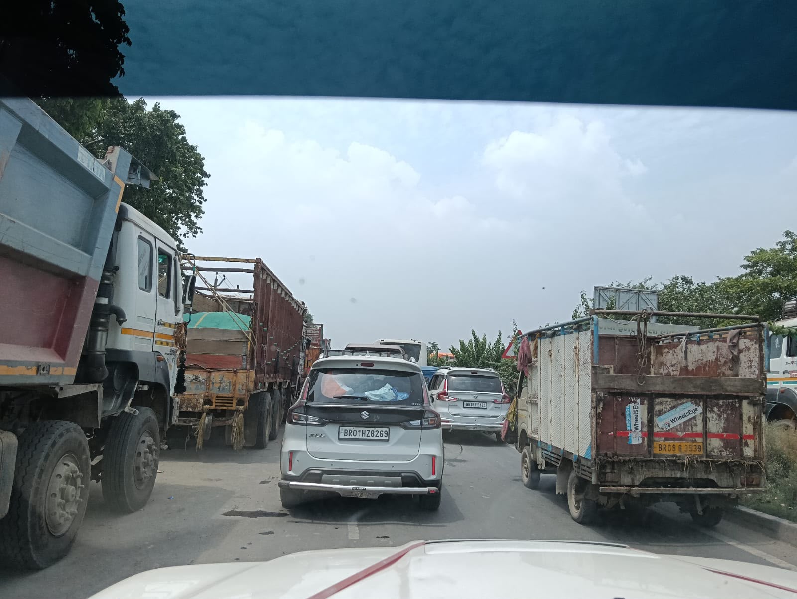 एनएच-31 पर नियमों की अनदेखी, सड़क किनारे खड़े वाहन बन रहे जानलेवा