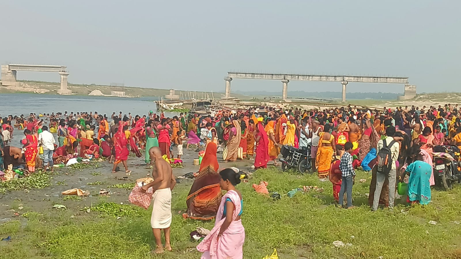 मलामास समाप्त होते ही मटिहानी गंगा घाट पर उमड़ा श्रद्धालुओं का सैलाब