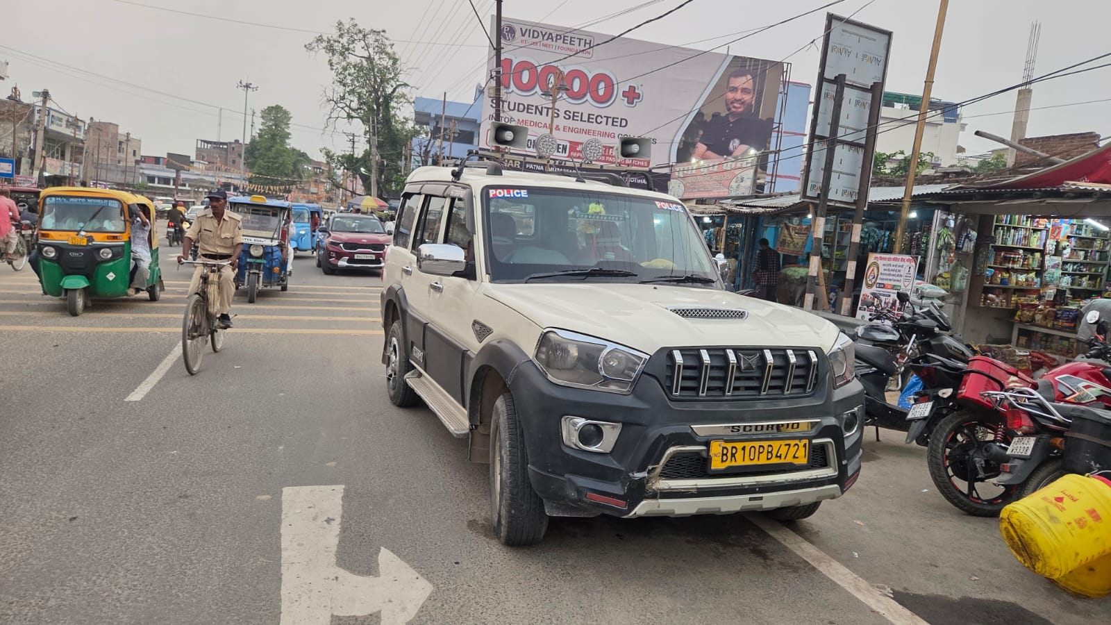 कॉलेज चौक पर खड़ी पुलिस स्कॉर्ट गाड़ी बनी परेशानी, वाहन पार्किंग पर उठे सवाल