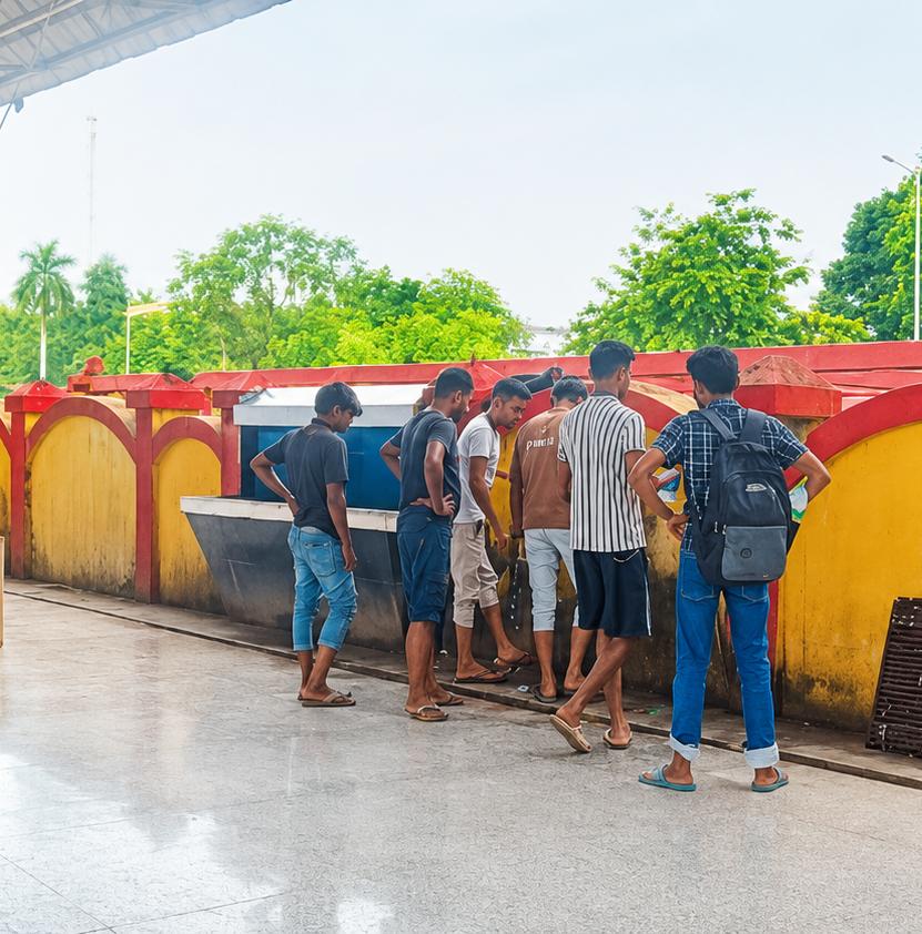प्यासे हलक, लंबी कतारें और सात घंटे का इंतजार, ठाकुरगंज स्टेशन पर बेबस दिखे मुसाफिर