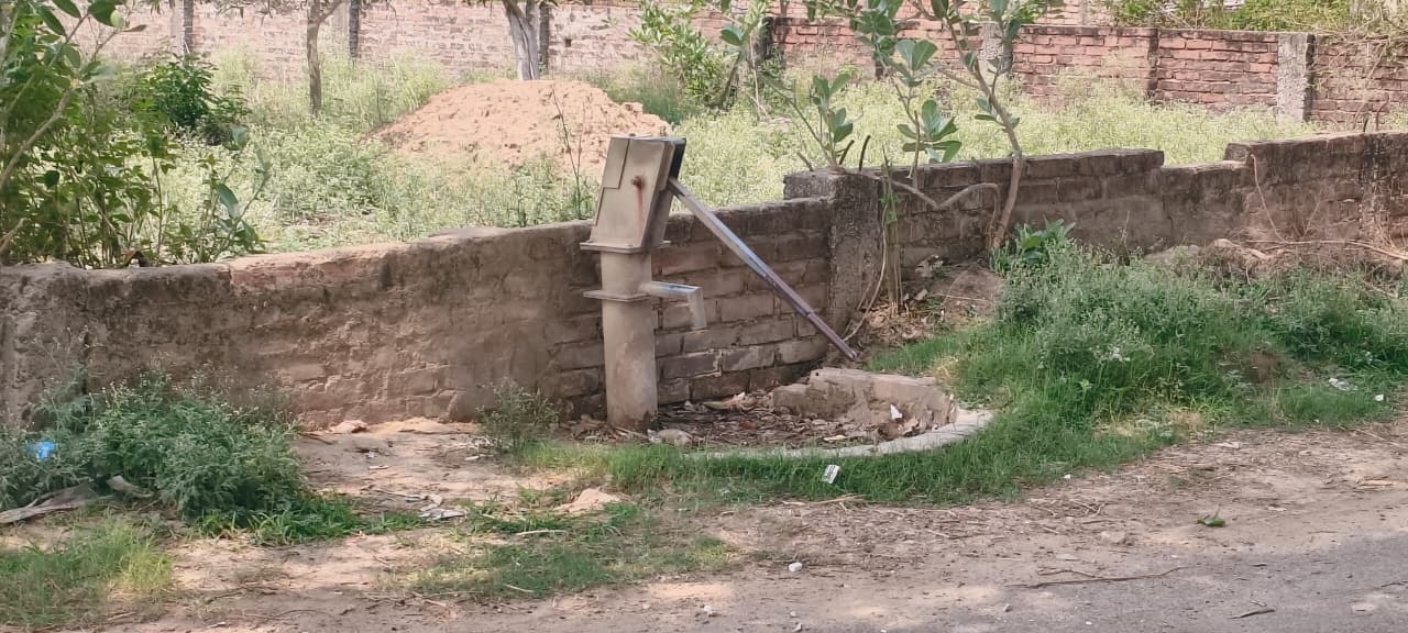 लखीसराय में कहीं खराब तो कहीं कब्जे में सरकारी चापानल, बूंद-बूंद पानी को तरस रहे लोग