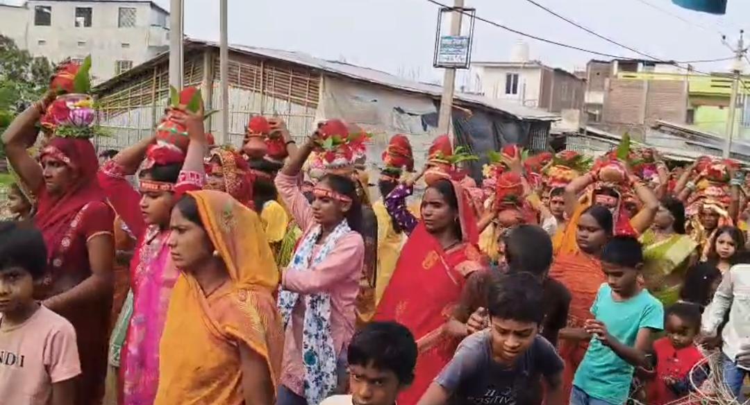अगुवानी घाट से भरे गए पवित्र कलश, जयघोष के बीच मंदिर पहुंची भव्य शोभायात्रा
