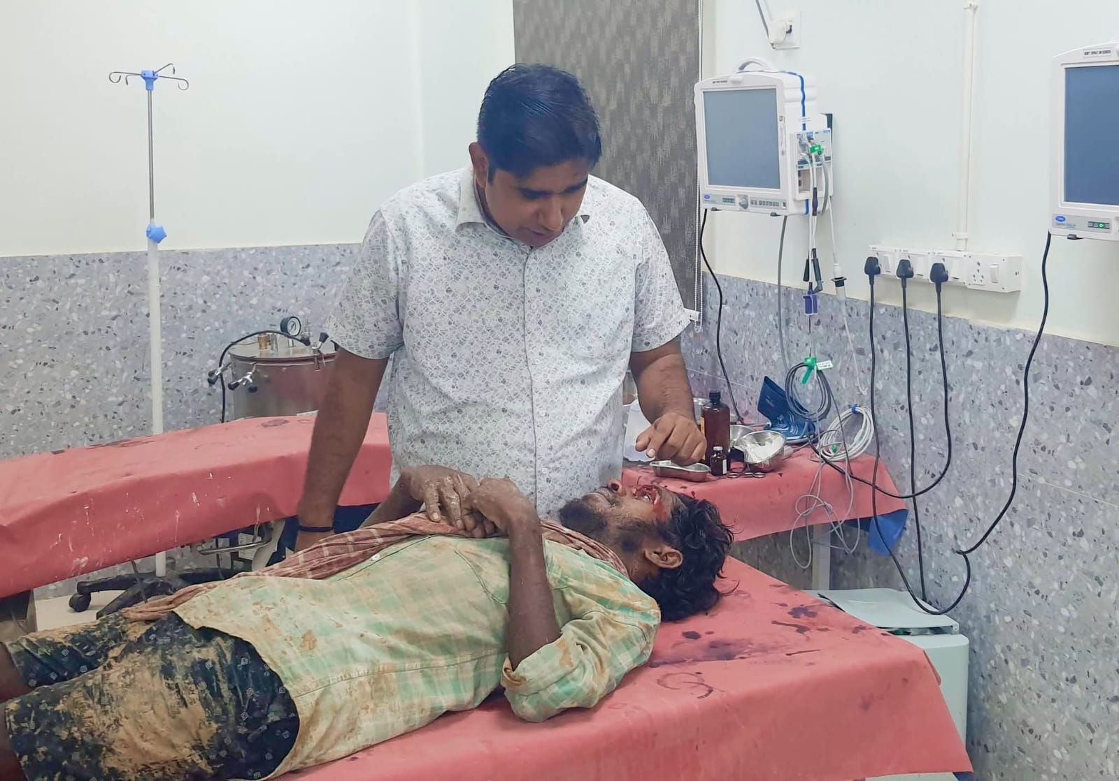 अनियंत्रित टाटा मैजिक ने बाइक को मारी टक्कर, चालक गंभीर रूप से घायल
