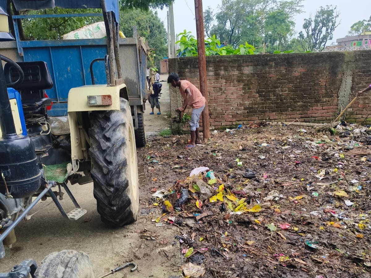प्रभात इम्पैक्ट : दुर्गा मंदिर परिसर से हटाया गया महीनों पुराना कचरा