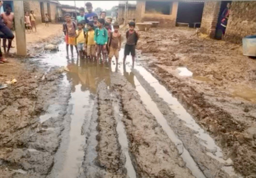 धोबघट-सिमरिया मुख्य संपर्क मार्ग बना तालाब, आवागमन को लेकर ग्रामीणों में आक्रोश