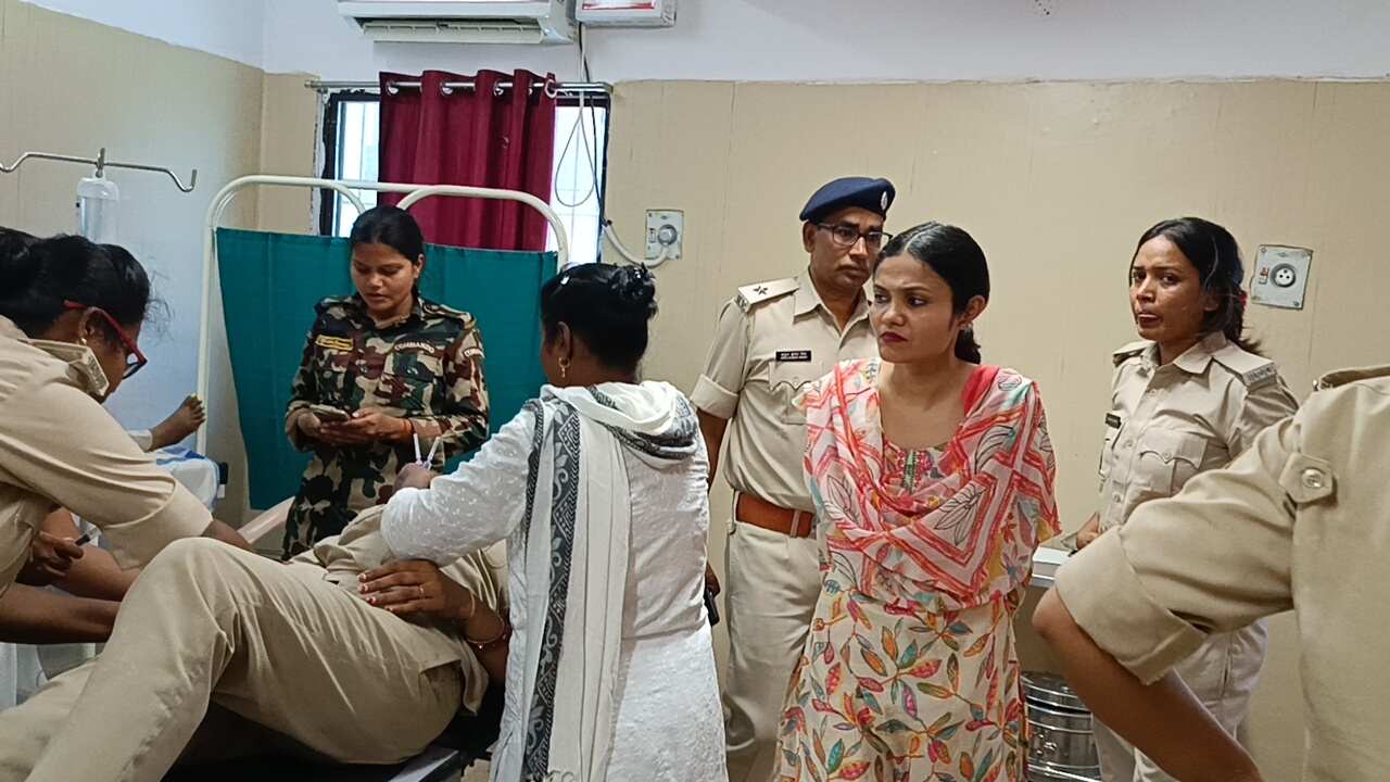 आरा-सासाराम हाईवे पर ट्रक और पुलिस वैन की जोरदार टक्कर, महिला पुलिसकर्मी समेत 13 जवान घायल