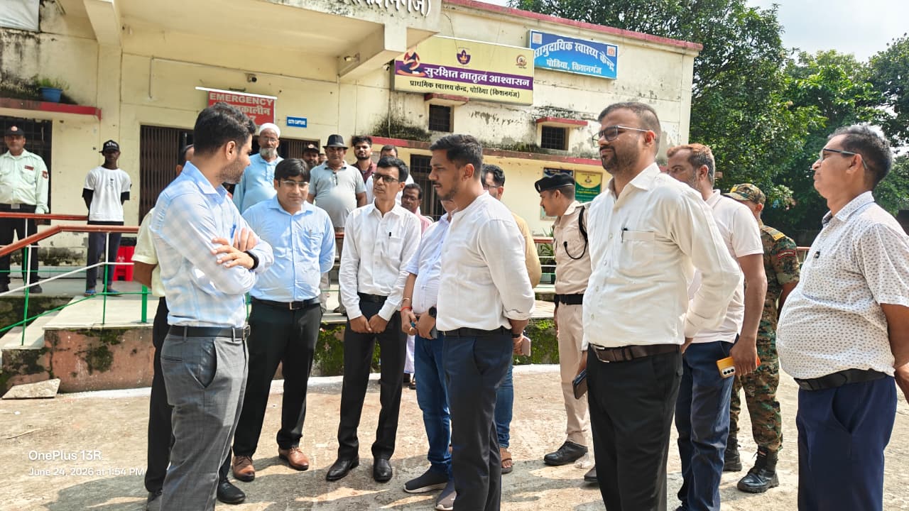 डीएम नवीन कुमार का पोठिया प्रखंड व अंचल कार्यालय में औचक निरीक्षण