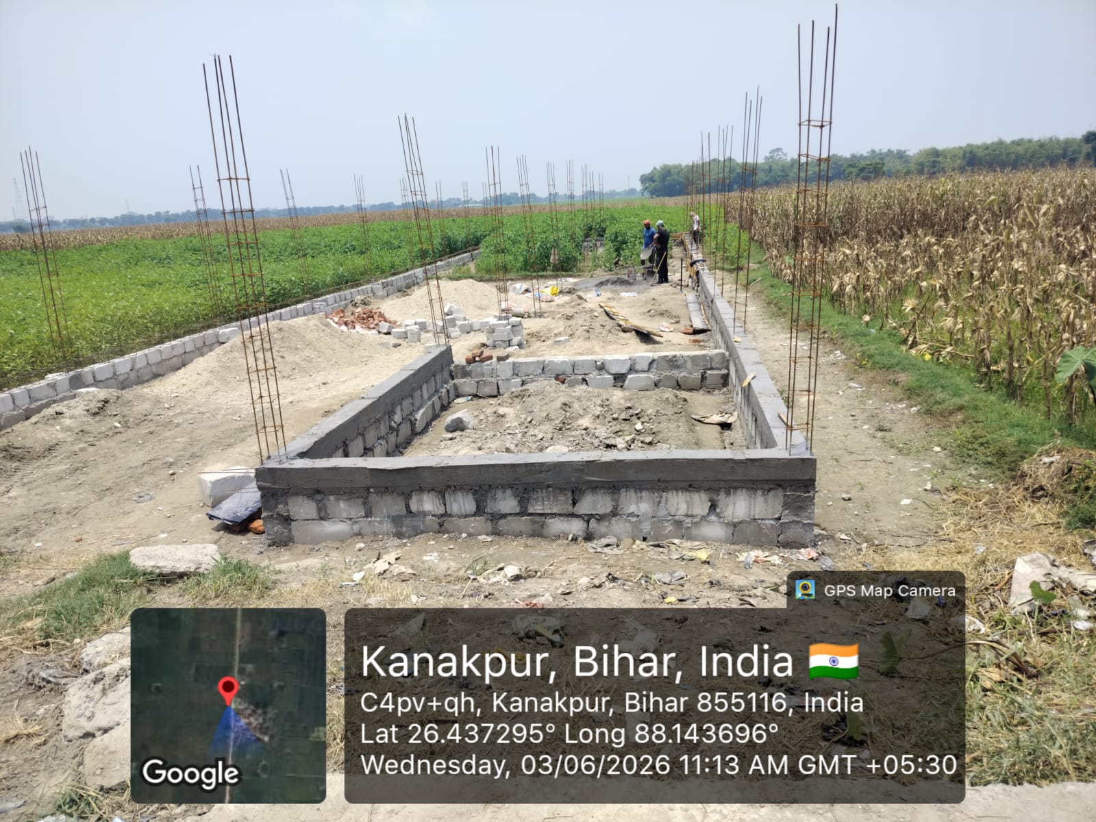सिक्स लेन की आहट और मुआवजे की उम्मीद में फसल वाले खेतों में ही बनने लगा मकान