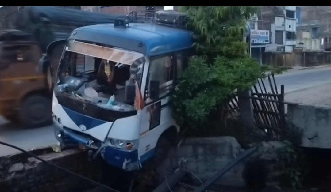 देवघर से लौट रही श्रद्धालुओं की बस पइन में गिरने से बची, हवा में लटके रहे यात्री