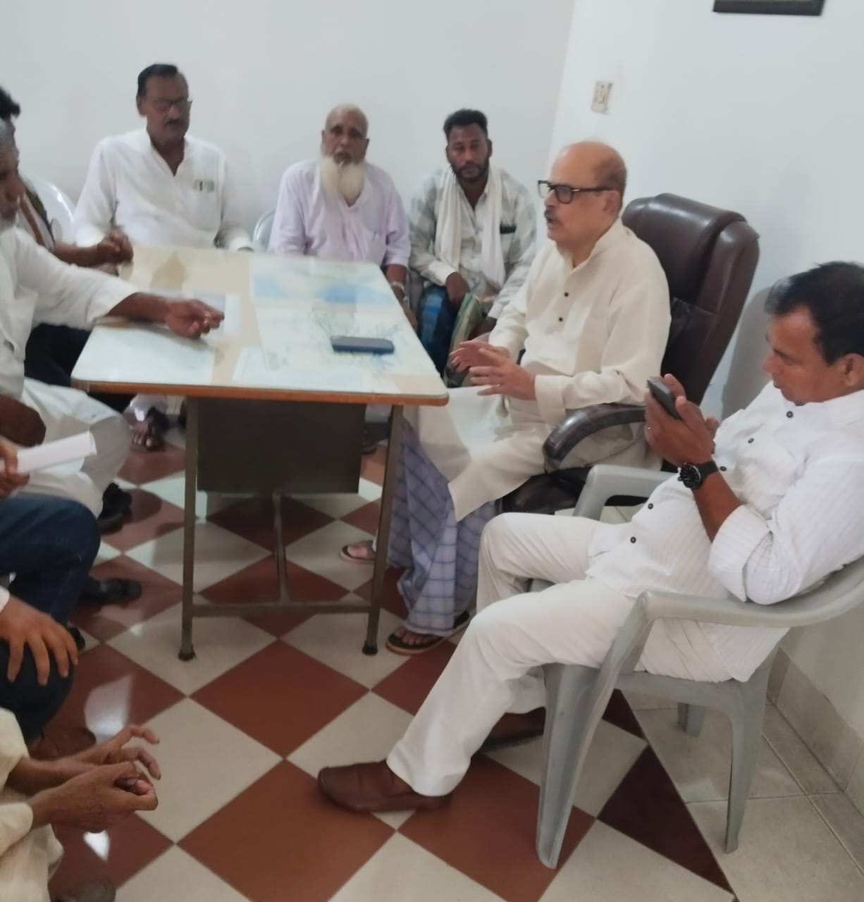 कुरेठा स्टेशन पर ट्रेनों के ठहराव और फुट ओवरब्रिज की मांग तेज, सांसद को सौंपा ज्ञापन