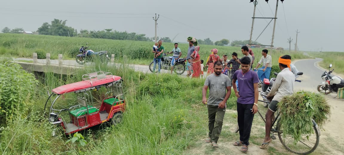 अमदाबाद में अनियंत्रित होकर खेत में पलटी टोटो, चार लोग बाल-बाल बचे
