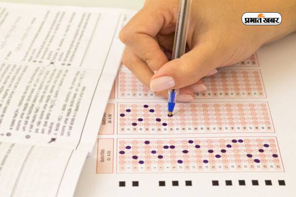 PhD से लेकर प्रोफेसर तक, कौन तैयार करता है NEET का प्रश्न पत्र?