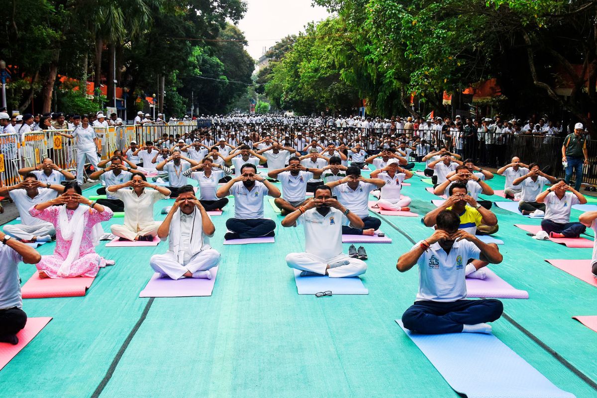 Photos: कोलकाता में पीएम मोदी के साथ 10 लाख लोग करेंगे योगाभ्यास, रेड रोड पर होगा मुख्य कार्यक्रम