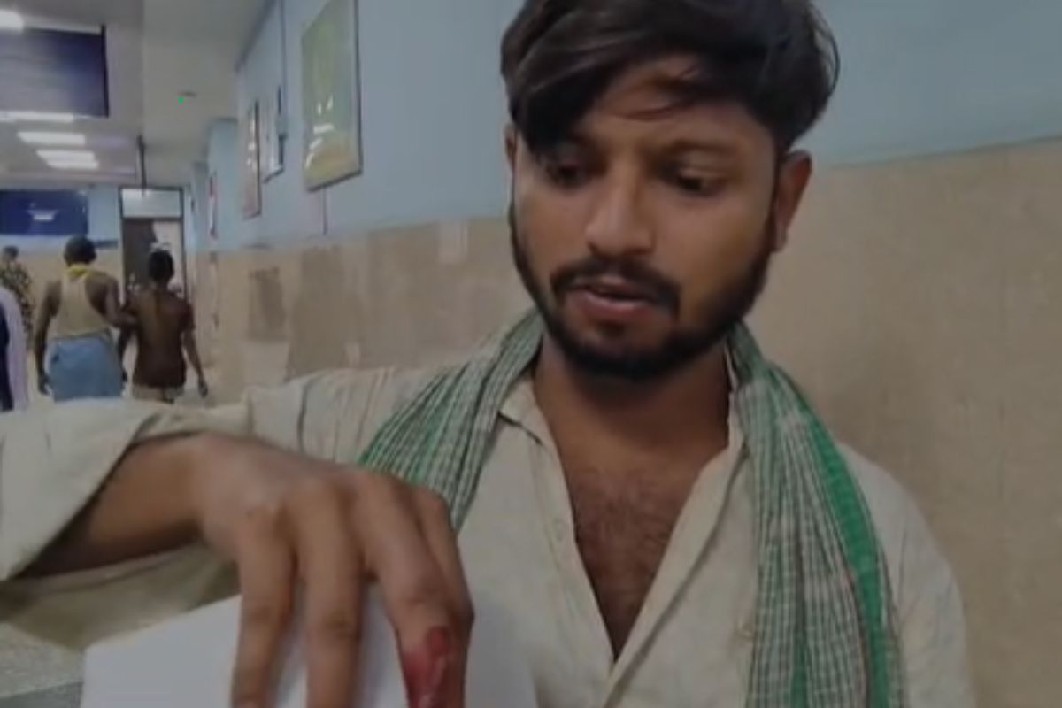 आरा: सब्जी सजाने के दौरान सांप ने काटा, सांप को मार अस्पताल लेकर पहुंचा युवक