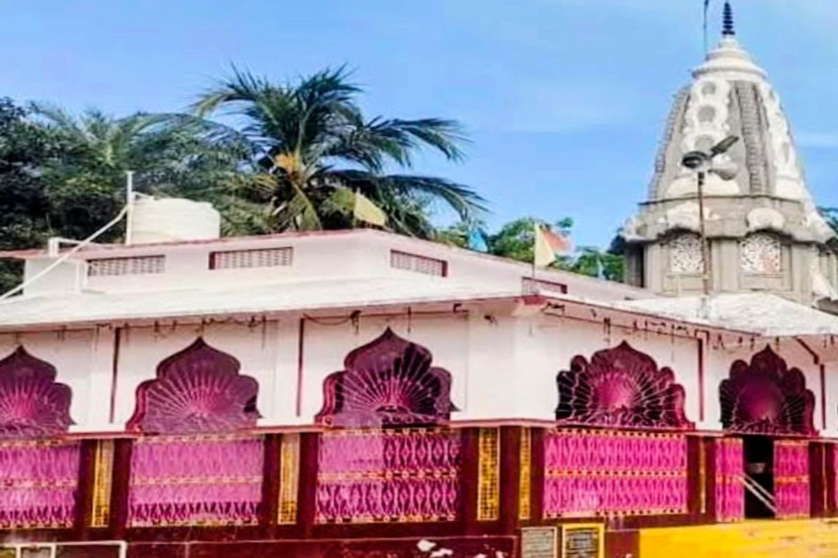 मुंगेर की 180 साल पुरानी बड़ी दुर्गा मंदिर में उमड़ी श्रद्धा, आरती और अजान का संगम देता है सद्भाव का संदेश