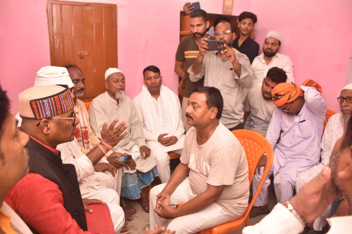 असम विमान हादसे में शहीद दानिश आलम के घर पहुंचे मंत्री डॉ. प्रमोद कुमार, परिजनों को बंधाया ढांढस