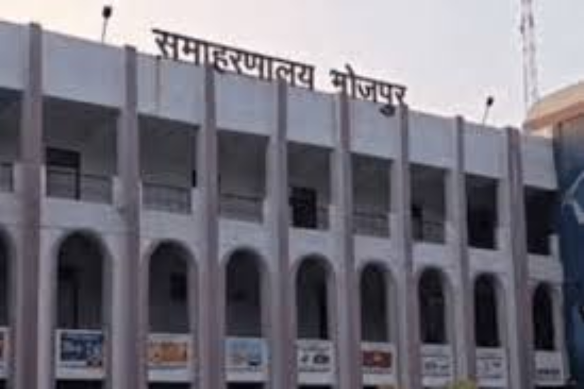 भोजपुर में लंबित दाखिल-खारिज मामलों पर डीएम का बड़ा एक्शन, 25 राजस्व कर्मियों पर गिरी गाज
