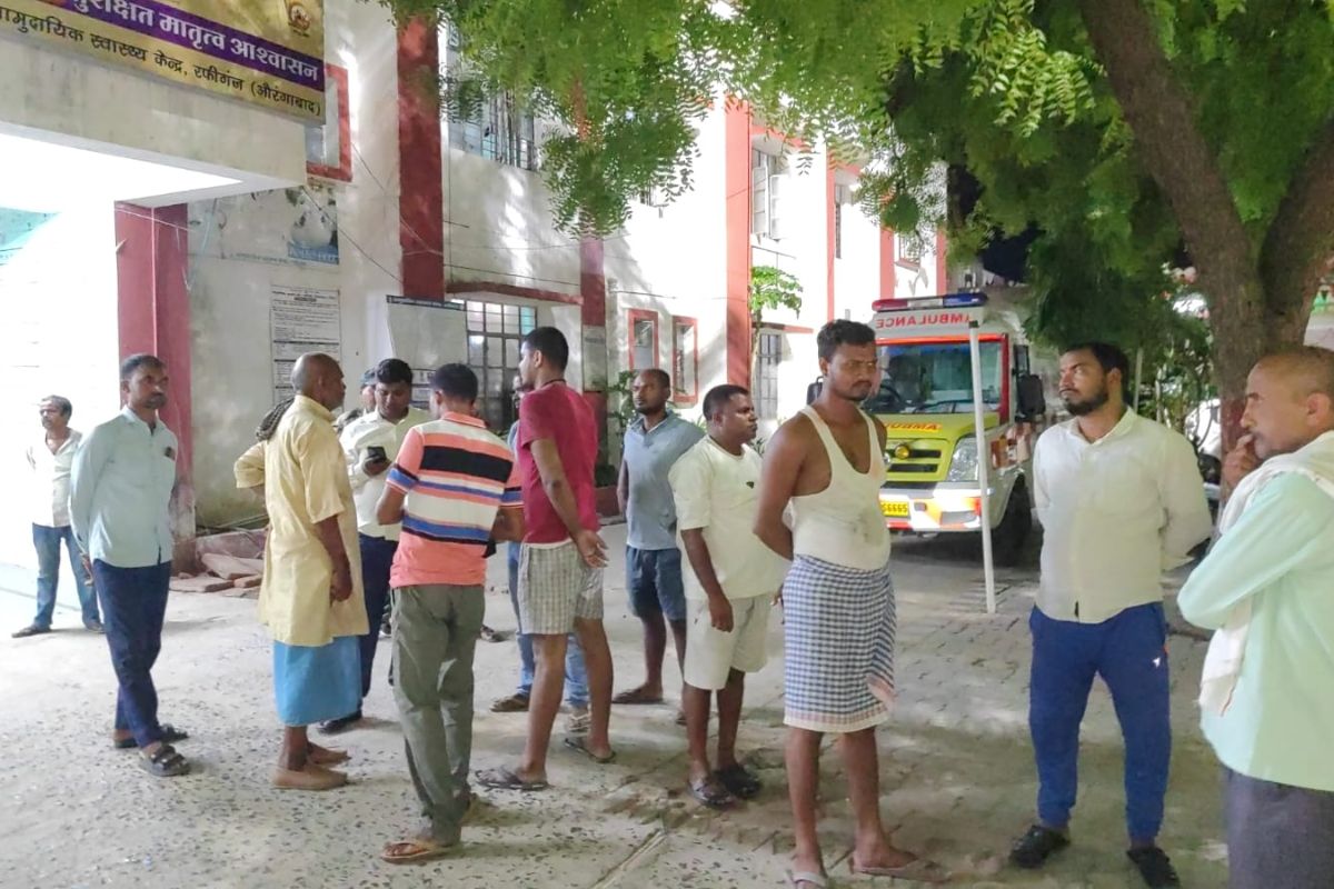 औरंगाबाद: खेत में दौड़ा करंट, किसान की मौत के बाद ग्रामीणों में भारी आक्रोश