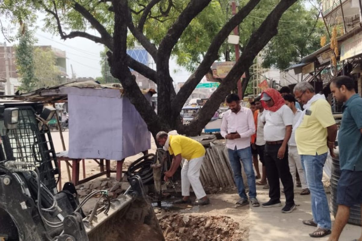 दाउदनगर में NH-120 पर चला प्रशासन का बुलडोजर, भखरुआं मोड़ से गयाजी रोड तक हटा अतिक्रमण