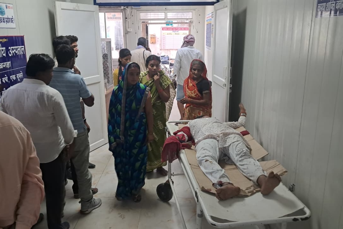 Bagaha: दिल्ली से घर लौट रही मां-बेटी सड़क हादसे में घायल, बोलेरो ने बाइक को मारी टक्कर