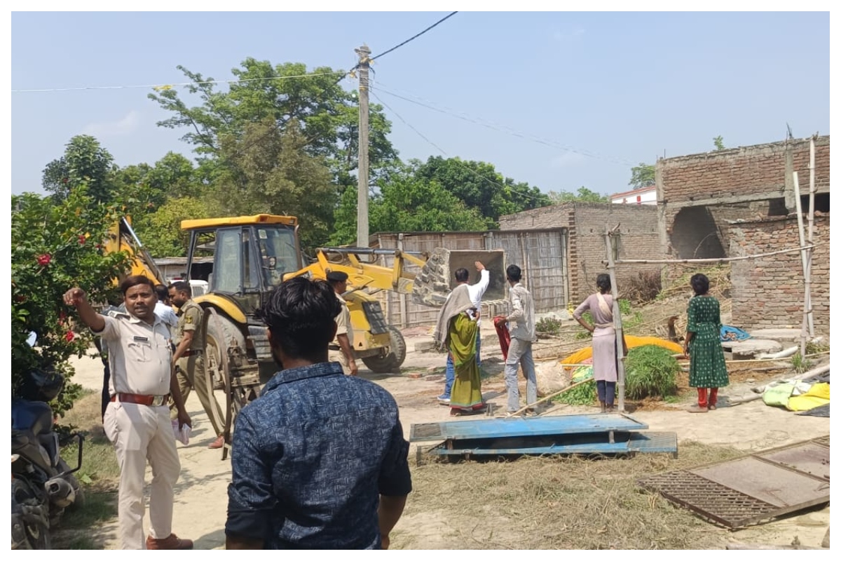 Banjariya News: सरकारी जमीन पर चला बुलडोजर, अवैध निर्माण ध्वस्त