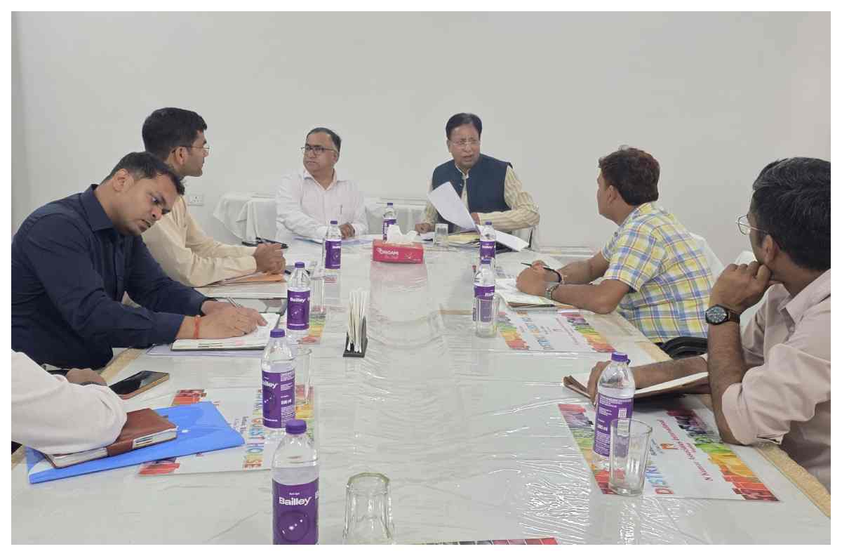 बेतिया सर्किट हाउस में रेल सेवाओं पर मंथन, सांसद डॉ. संजय जायसवाल ने डीआरएम संग की समीक्षा