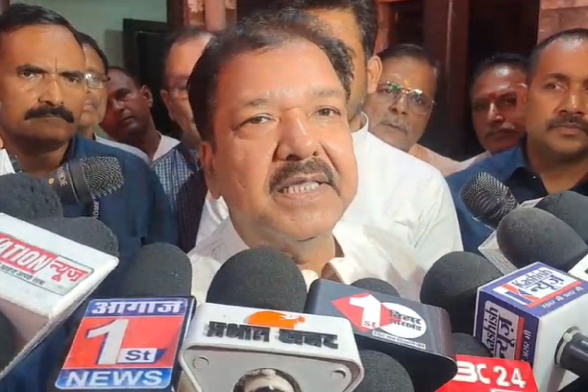 ‘भरत तिवारी के पास कैसे आया अवैध हथियार?’, मंत्री ने उठाया सवाल, सीएम-सांसद ने कैसे किया रिएक्ट?