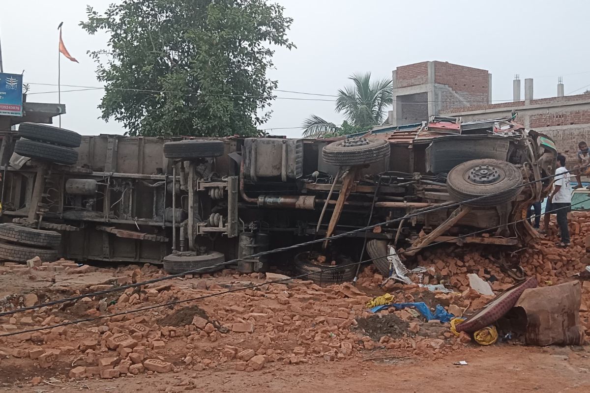 बोकारो में कोयला लदा ट्रक पलटा, खलासी की मौत, अस्पताल से फरार हुआ ड्राइवर