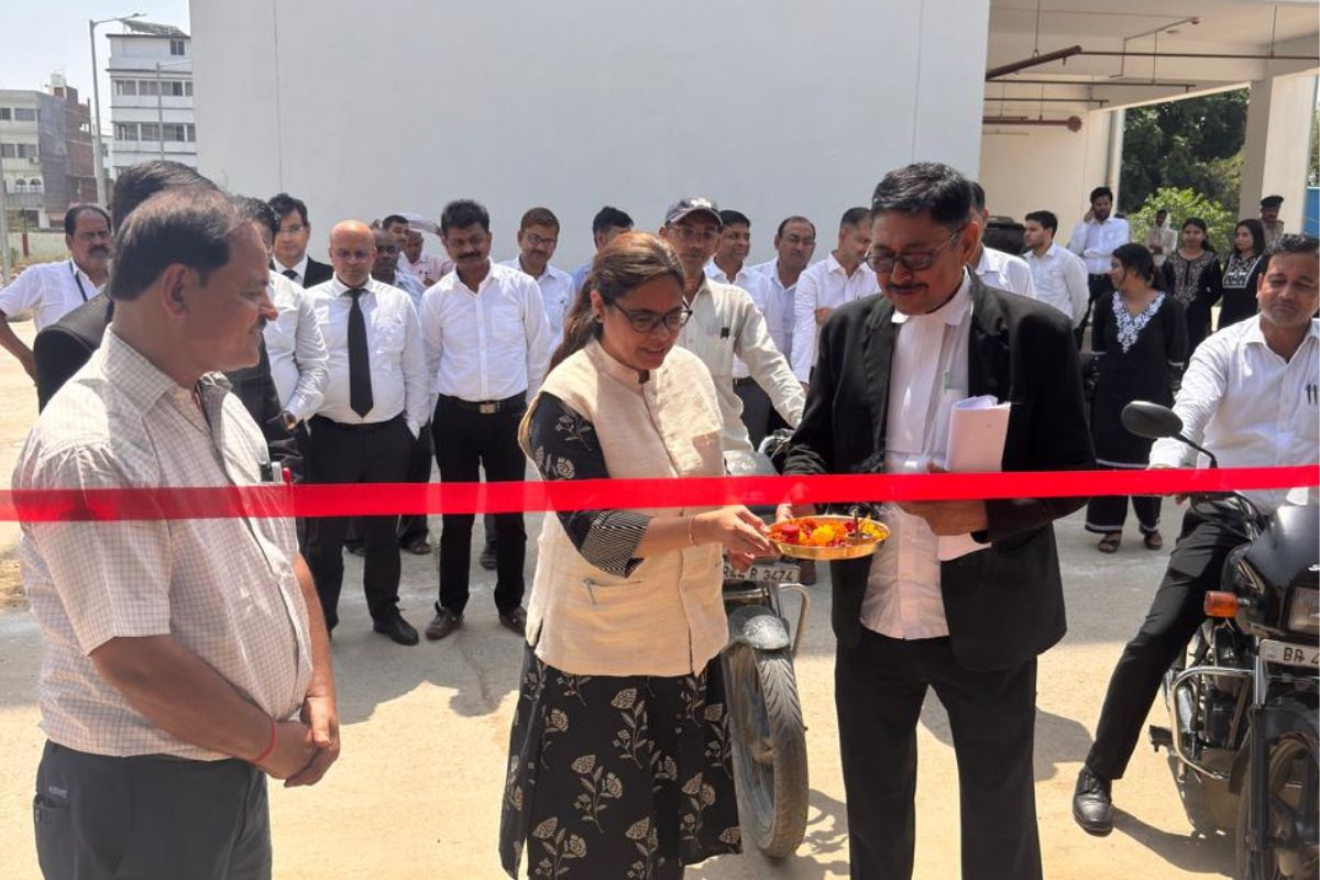 बक्सर न्यायालय परिसर में अधिवक्ताओं के लिए मोटरसाइकिल स्टैंड का लोकार्पण, न्यायिक सुविधाओं पर जोर