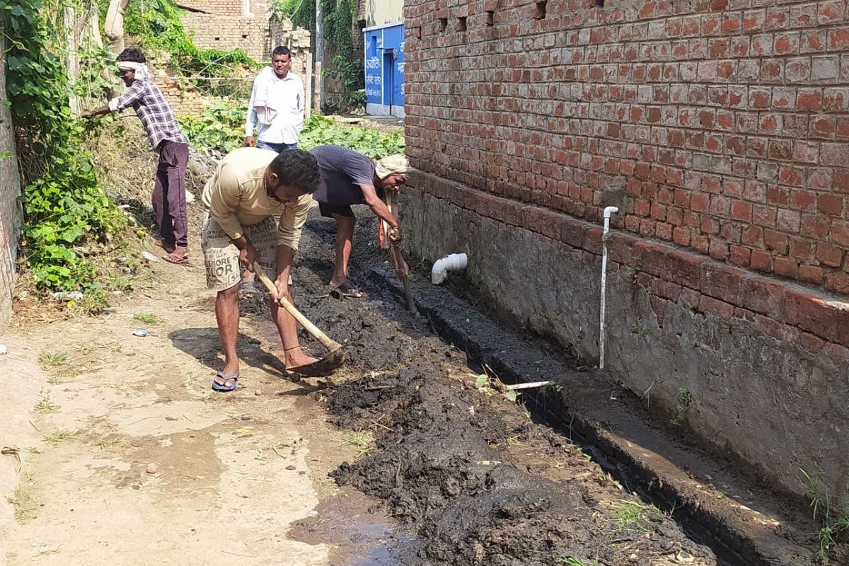 बक्सर के दसियांव में लोहिया स्वच्छ बिहार अभियान के तहत चली झाड़ू, बरसात से पहले नालियों और गलियों की हुई सफाई