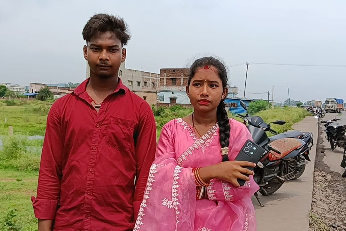 चांडिल में ट्रक ने बाइक को रौंदा, पति-पत्नी ने छलांग लगाकर बचाई जान
